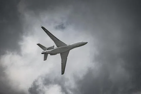 Airplane in the sky - cloudy day. Dramatic cloudy sky. Foto stock