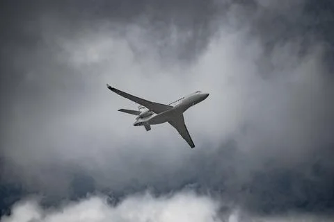 Airplane in the sky - cloudy day. Dramatic cloudy sky. Foto stock