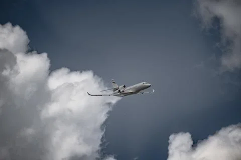 Airplane in the sky - cloudy day. Dramatic cloudy sky. Foto stock