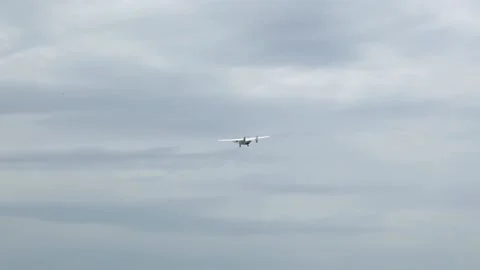 Airplane In The Sky Landing Stockbeeldmateriaal 133174013
