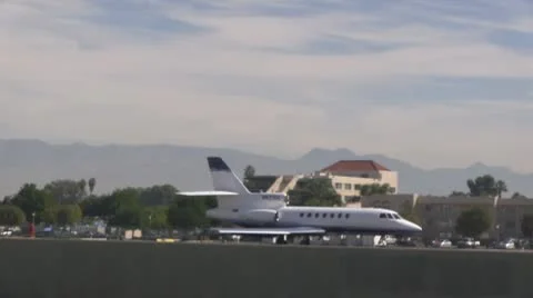 Airplane slowly rolls down runway and turns. Video stock 8841634