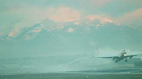 Airplane take off on a hazy day Video stock 34656029
