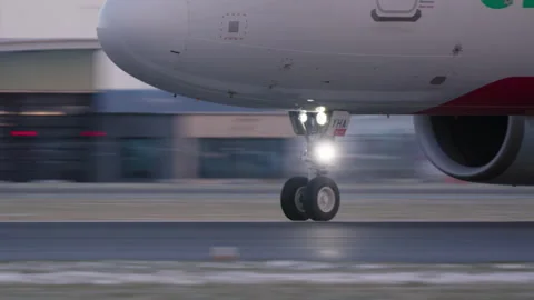 Airplane Takeoff Close Up on Runway 库存影片 334441629