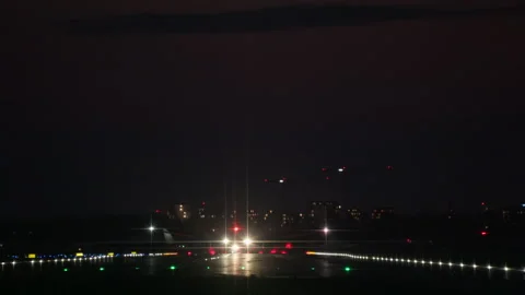Airplane Takeoff at Night from Runway 库存影片 334425457