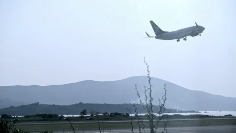An airplane takes off Vidéo 93229672