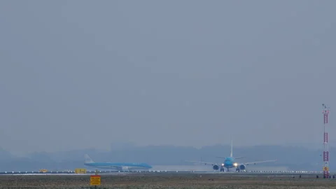 Airplane Takes Off in Haze 库存影片 335272898