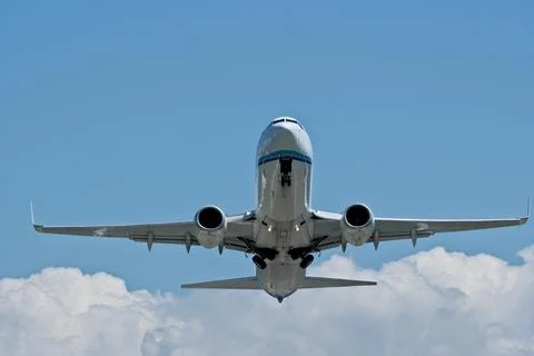 Airplane taking off against clouds Foto stock