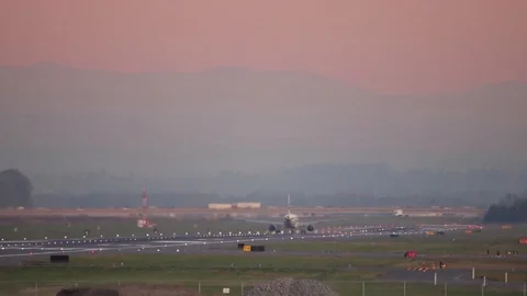 Airplane taking off and lifting off from airport runway at dusk. Vidéo 121356341