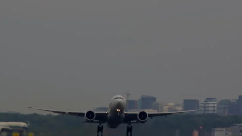 Airplane taking off in cloudy sky 스톡 동영상 288694568