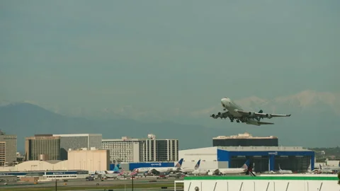 Airplane taking off 库存影片 334573363