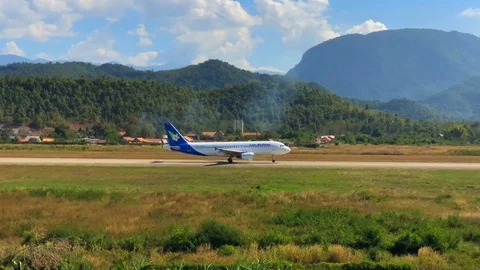 Airplane taking off in the mountains Video stock 89556869