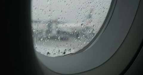 Airplane Taking off in a Rainy Day Vídeos de archivo 127967086