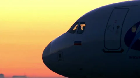Airplane taxiing at dawn Video stock 32178201