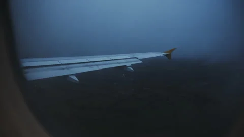 Airplane through clouds and ready to land Vídeos de archivo 167604726