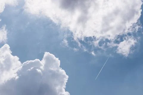 Airplane trails seen between clouds Foto stock