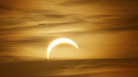 Airplane Transiting Partial Solar Eclipse 2026, Zoom In 60fps ProRes 422 HQ 動画素材 342104064