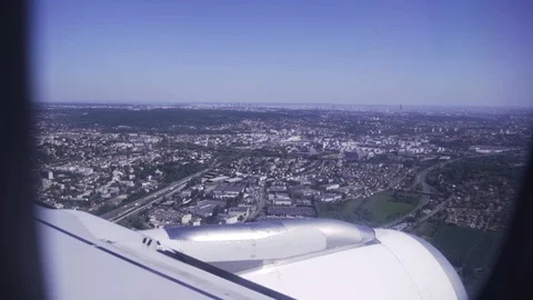Airplane Window Inside Approach Paris Orly SloMotion Stockbeeldmateriaal 115794955
