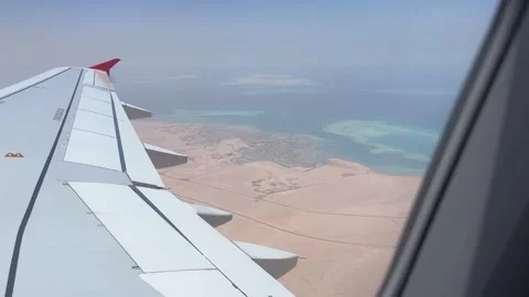 Airplane window view flying over egypt's coastline Vídeos de archivo 331847973