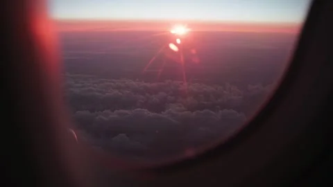 Airplane Window View of Purple Clouds and Red Sunset with Sun Rays. Vídeos de archivo 346105508