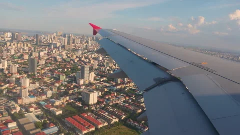 An airplane window view of a river winding through the city Vidéo 305167313