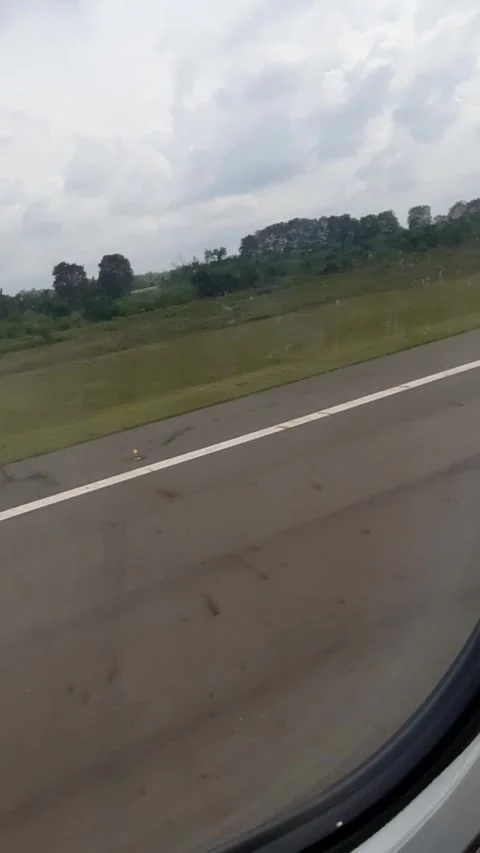 Airplane Window View of Runway During Takeoff Vídeo Stock 331419359