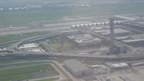 Airplane window view of take off departure from airport runway at Bangkok S.. Vídeo Stock 337008153