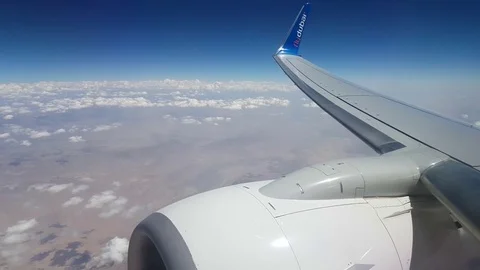 Airplane window view.Dubai. 스톡 동영상 70594807