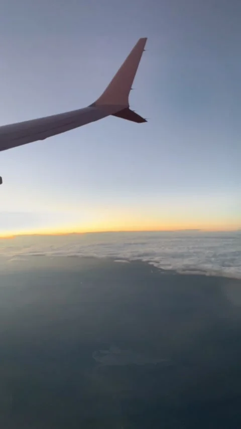 An airplane wing and someclouds. Vídeos de archivo 312715174