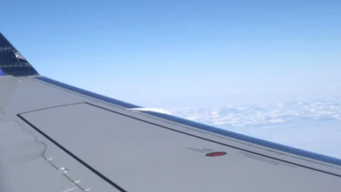 Airplane wing on a cloud background. Bird's-eye Stockbeeldmateriaal 101384599