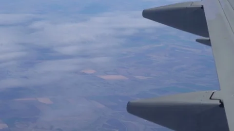 Airplane wing on a cloud background. Bird's-eye Stockbeeldmateriaal 101388624