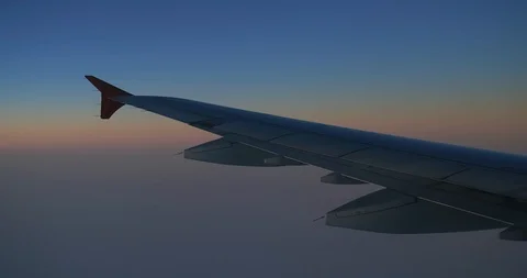 Airplane Wing in the Evening Dusk Stockbeeldmateriaal 128126550