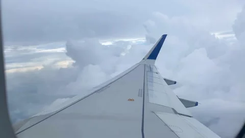 Airplane wing mid air Stock-Footage 172411061