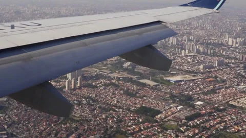 Airplane Wing Over Dense City Skyline View From Window Vidéo 277467202