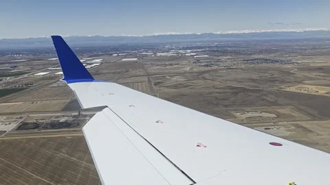 Airplane Wing Over Denver Landscape And Snowy Rocky Mountains, Travel video Vídeos de archivo 336336977