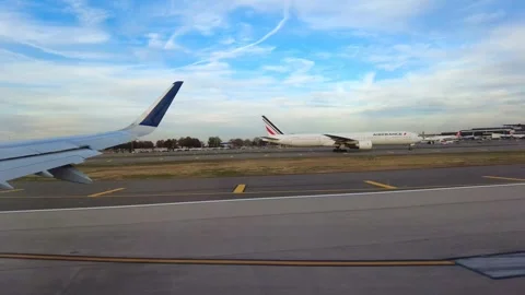 Airplane wing view take off taking off at new york john f kennedy international Vídeo Stock 265459442