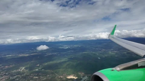 The airplane wing is visible in the corner, creating depth and scale. Cryst.. Vídeo Stock 311720178