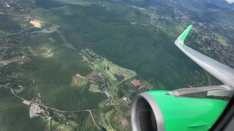The airplane wing is visible in the corner Vidéo 311720173