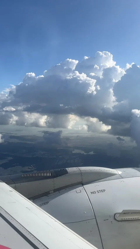 Airplane Wings Clouds Singapore Stockbeeldmateriaal 332633604