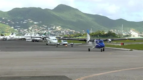 Airplanes line-up for takeoff. 스톡 동영상 145286907