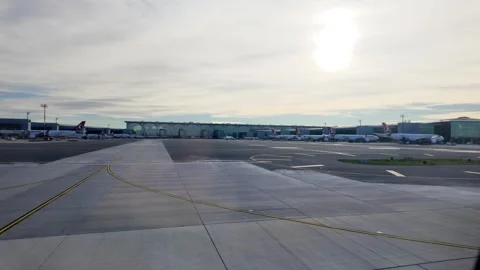Airplanes in queue taxiing on the runway Video stock 264144168