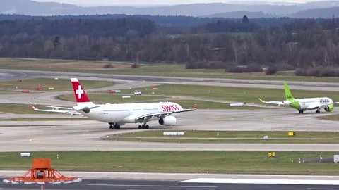 Airplanes seen taxiing queue waiting for take off departure plane taking Video stock 300187891