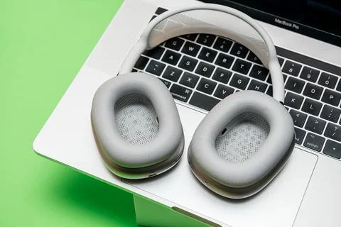 AirPods Max wireless Bluetooth over-ear headphones on MacBook Pro Stockfoto's