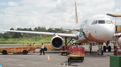 Airport baggage loading 動画素材 43224542