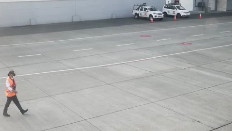 Airport ground crew worker walking on the apron at Guayaquil airport Vídeos de archivo 334935588