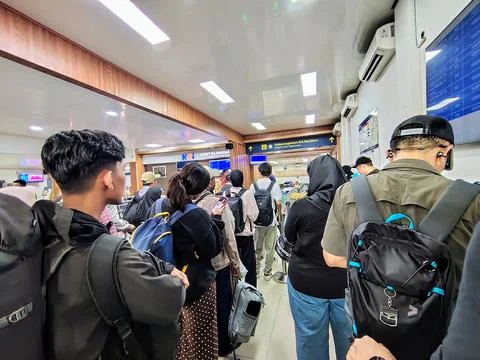 Airport train passengers standing in queue for check-in or ticketing process Stock-Fotos