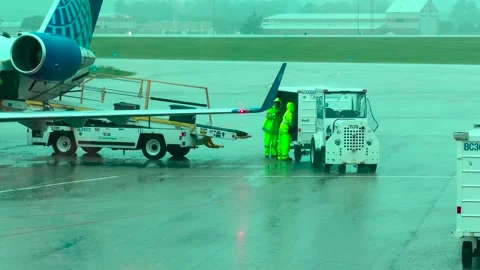 Airport Workers Unloading Luggage in the Rain - Peoria, IL - June 17, 2026 Видео 337634288