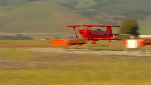 Airshow BiPlane Take Off 스톡 동영상 86831534
