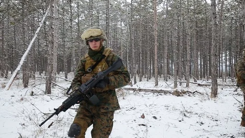 Airsoft. Squad running in formation through the forest. soldiers in camouflage 스톡 동영상 128114227