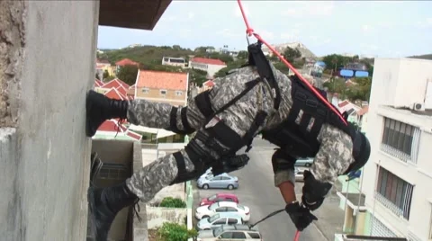 Airsoft Team walking down a wall Stock-Footage 40331189