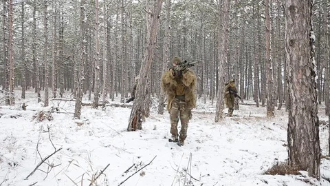 Airsoft. Winter forest. The Marines make their way closer to the enemy 스톡 동영상 127515091